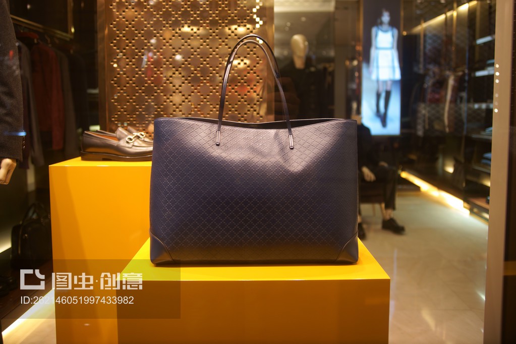 时尚与文具的完美结合 时装袋展示在文具用品零售中的应用